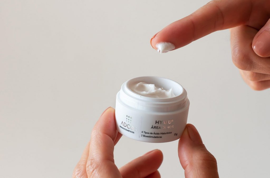 Saiba como cuidar da área dos olhos da forma ideal | ADCOS