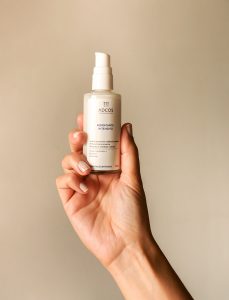 Mão feminina segurando o Hidrante Intensivo da ADCOS