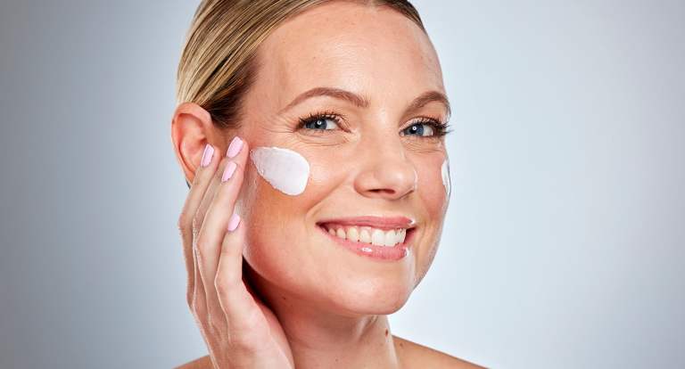 mulher aplicando collagen no rosto