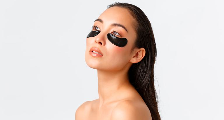 mulher asiática usando eye patches, um dos passos do skincare coreano